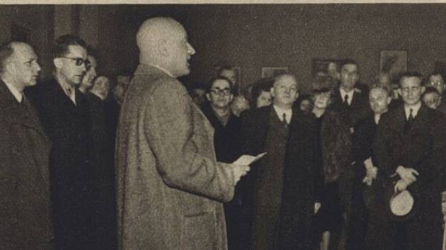 Hlavním řečníkem na Lažnovského pohřbu se stal Emanuel Moravec (na snímku v roce 1943 coby ministr školství a osvěty)