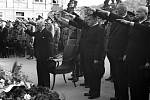 Emanuel Moravec (vpravo) s prezidentem protektorátu Emilem Háchou na Pražském hradě u příležitosti tryzny za Reinharda Heydricha