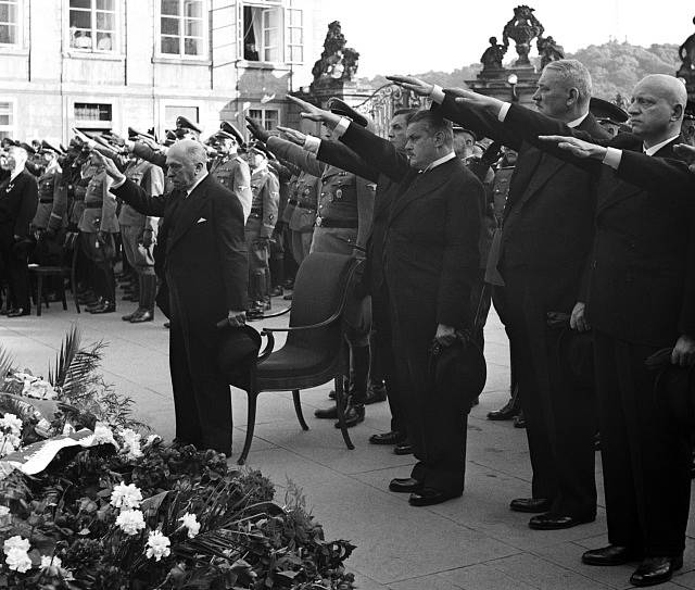 Emanuel Moravec (vpravo) s prezidentem protektorátu Emilem Háchou na Pražském hradě u příležitosti tryzny za Reinharda Heydricha