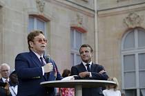 Francouzský prezident Emmanuel Macron (vpravo) a Sir Elton John před Elysejským palácem.