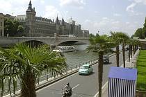 Pařížská radnice dnes schválila kontroverzní záměr uzavřít trvale pro automobily silnice vedoucí podél Seiny v centru metropole a zpřístupnit je jen chodcům a cyklistům.