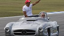 Lewis Hamilton se divákům v ochozech Hockenheimu představil v historickém Mercedesu.