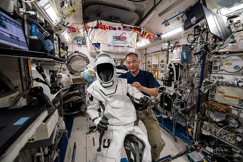 Členové mise Crew-1 prožili na ISS více než půl roku. Za tuto dobu udělali řadu experimentů a starali se o chod a údržbu stanice.