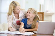 Děti ocení vaši pomoc a nastolení disciplíny při domácích úkolech především ve chvílích, kdy jsou přetížené a stresují se. Vypracování úkolu pak bude hračka.