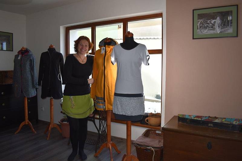 Jana Heroutová z Kunžaku už deset let vyrábí pod značkou Jane Art oblečení.