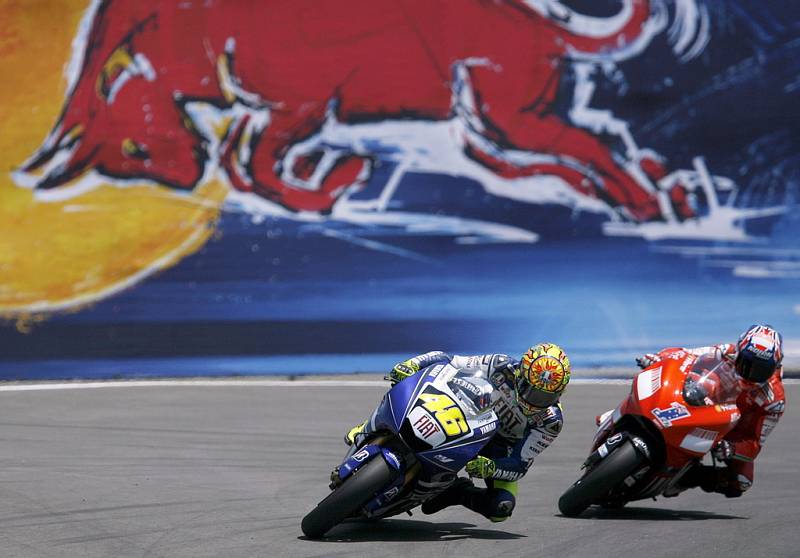 Ostrý souboj kolo na kolo. Vlevo Valentino Rossi (Yamaha), vpravo Casey Stoner (Ducati).