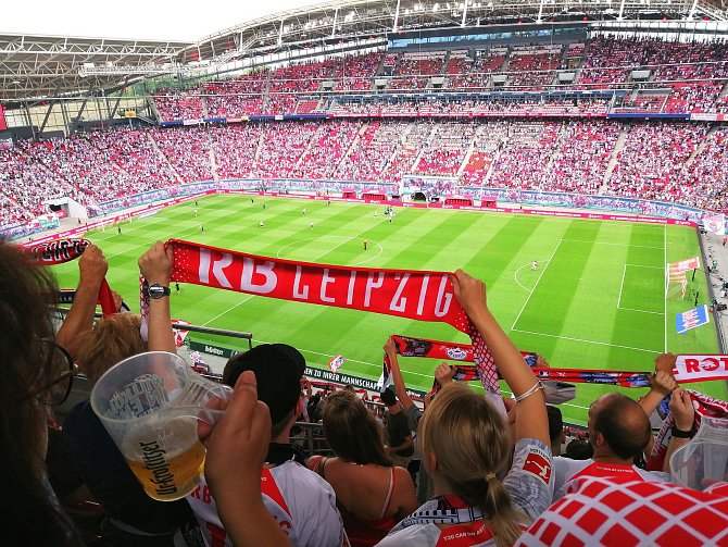 Reportér Deníku před časem navštívil německé Lipsko a tamní Red Bull Arenu. Stadion je dějištěm úvodního zápasu české fotbalové reprezentace s Portugalskem na EURO 2024. Kapacita pro turnaj je zhruba 45 tisíc diváků.