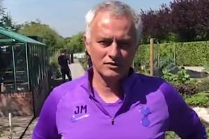 Trenér José Mourinho pomáhá s pěstováním surovin.