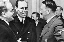 Sovětského ministra zahraničí Molotova přijal při návštěvě Německa také Hitler. Účastníci schůzky se shodovali, že proběhla v přátelském duchu a zastáncům spolupráce v obou delegacích dávala naději, že spojenectví obou diktatur vydrží.