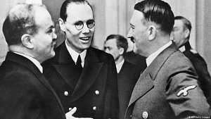 Sovětského ministra zahraničí Molotova přijal při návštěvě Německa také Hitler. Účastníci schůzky se shodovali, že proběhla v přátelském duchu a zastáncům spolupráce v obou delegacích dávala naději, že spojenectví obou diktatur vydrží.