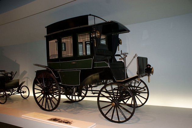 Replika prvního autobusu na světě Benz Omnibus v Mercedes Benz muzeu ve Stuttgartu.