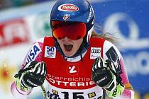 Mikaela Shiffrinová se raduje z triumfu v rakouském Semmeringu.