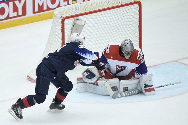 Brankář Pavel Francouz kryje střelu Dylana Larkina z USA.