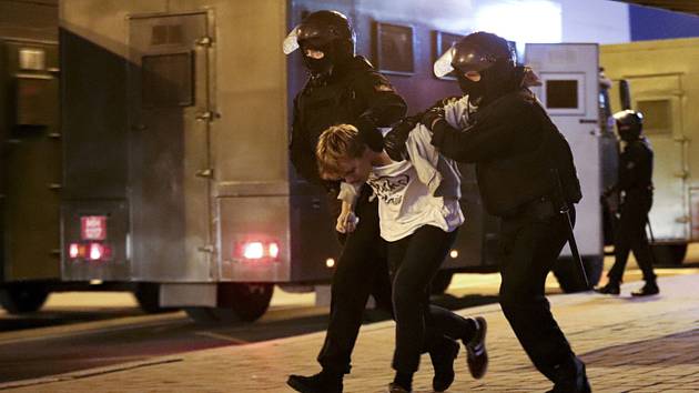 Zatýkání demonstranta v Minsku
