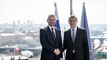 Premiér Andrej Babiš přivítal 11. dubna v Kramářově vile v Praze slovenského premiéra Petera Pellegriniho.