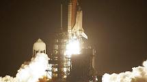 Z amerického vesmírného střediska na floridském mysu Canaveral na třetí pokus vzlétl raketoplán Discovery k Mezinárodní vesmírné stanici (ISS). Šlo o pravděpodobně poslední noční start raketoplánu před jejich vyřazením. 