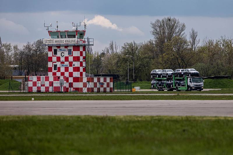 Z hradeckého letiště je obří parkoviště pro vozy Škoda