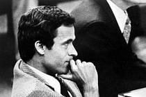 Sériový vrah Ted Bundy v soudní síni v Miami v roce 1979.