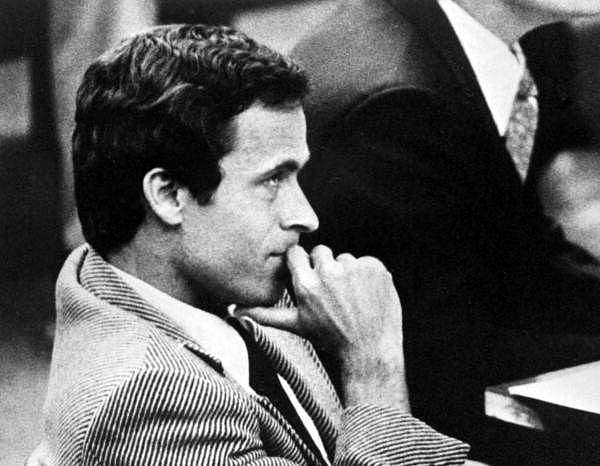 Sériový vrah Ted Bundy v soudní síni v Miami v roce 1979.
