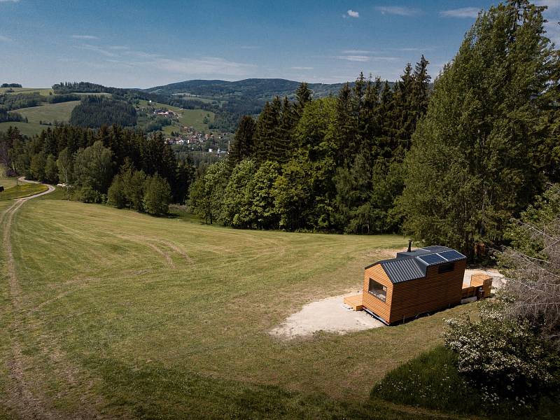 Od maringotky se tiny house odlišuje tím, že má ještě spací loft nahoře