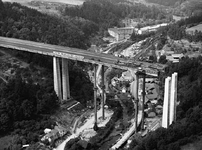 Historické snímky ze stavby dálnice D1