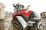 Dotace z prostředků Evropské unie umožnily zemědělcům v Bečvárech zakoupit nový moderní traktor a také dlátový kypřič půdy. Tyto stroje řídí superpřesná navigace