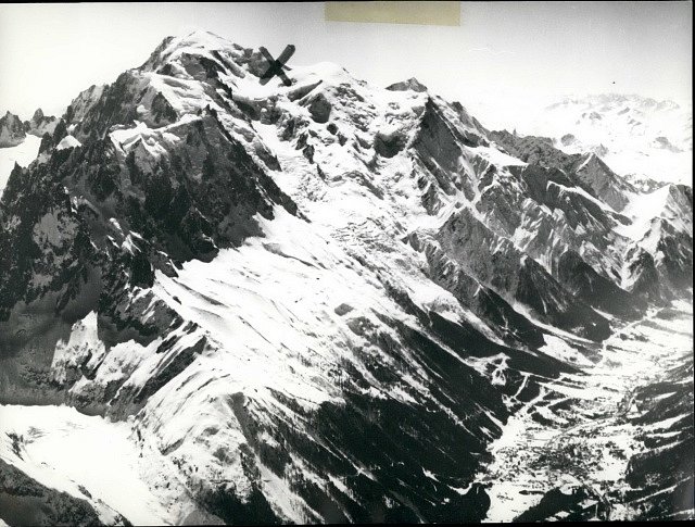 Dobový snímek z Alp. Křížek označuje místo havárie Air India v lednu 1966.