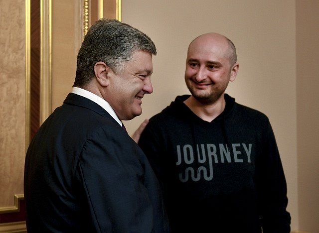 Ruský novinář Arkadij Babčenko s ukrajinským prezidentem Petrem Porošenkem.