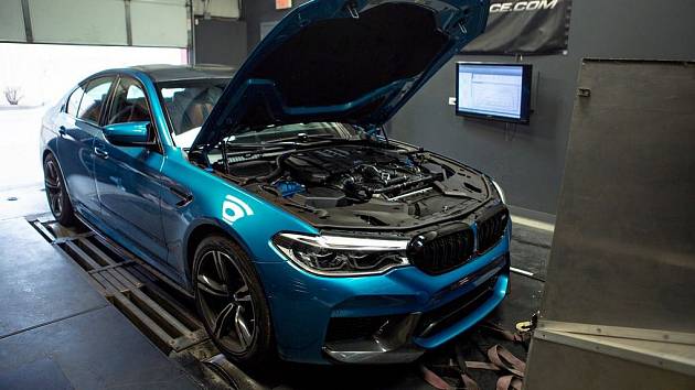 Měření výkonu u BMW M5.
