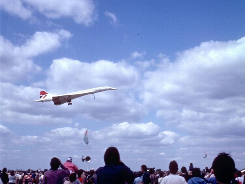 Concorde při nízkém průletu během leteckého dne v britském Bagintonu v roce 1981.