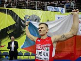 Dálkař Radek Juška si vychutnává stříbrné pocity na halovém mistrovství Evropy v Praze.