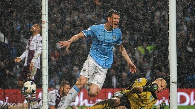Edin Džeko z Manchesteru City se raduje z gólu proti Aston Ville.