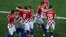 Fotbalisté Chorvatska se radují z gólu proti Brazílii.