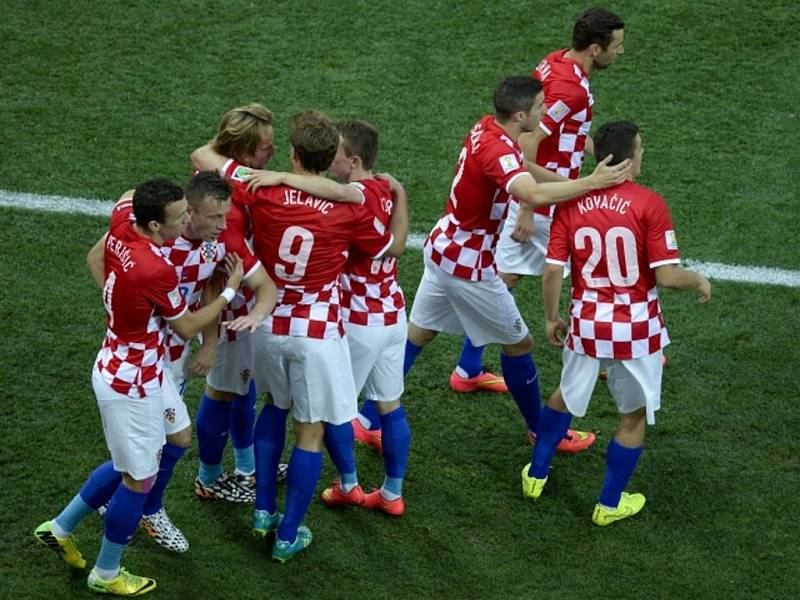 Fotbalisté Chorvatska se radují z gólu proti Brazílii.