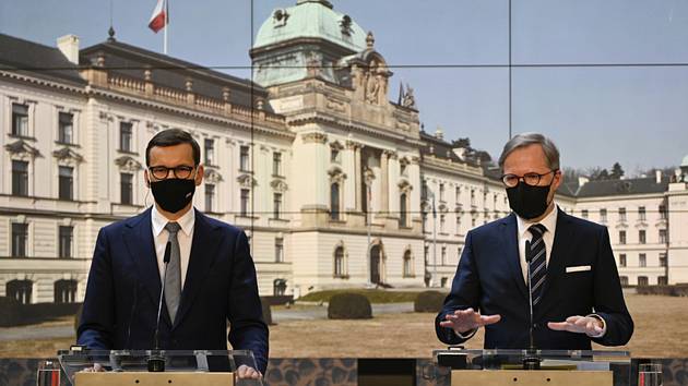 Předseda vlády Petr Fiala (vpravo) a polský premiér Mateusz Morawiecki vystoupili 3. února 2022 v Praze na tiskové konferenci po společném jednání.