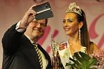 Korunku jubilejního patnáctého ročníku Česko-slovenské Miss Roma 2015 získala 26.září v Hodoníně Blanka Bertoková z Bratislavy. Vlevo je místopředseda Senátu Parlamentu ČR Zdeněk Škromach.