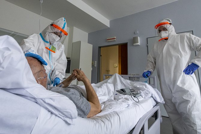 Zdravotníci pečují o jednoho z pacientů s koronavirem (na snímku z 11. března 2021), pro něž má nemocnice v Roudnici nad Labem vyčleněných 20 standardních lůžek