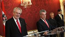 Český prezident Miloš Zeman (vlevo) a rakouský prezident Heinz Fischer vystoupili 23. dubna ve Vídni na společné tiskové konferenci.