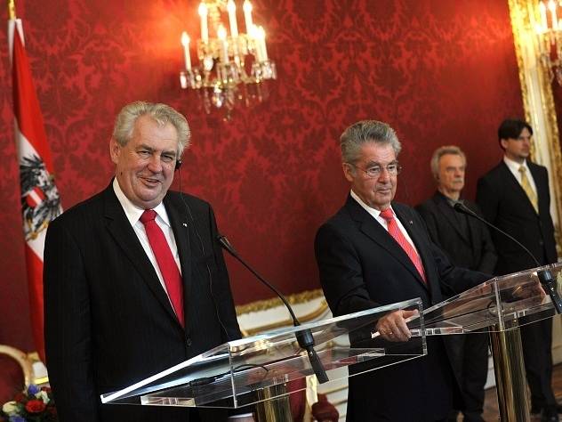 Český prezident Miloš Zeman (vlevo) a rakouský prezident Heinz Fischer vystoupili 23. dubna ve Vídni na společné tiskové konferenci.