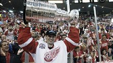Brankář Dominik Hašek se Stanley Cupem v obležení fanoušků Detroitu.