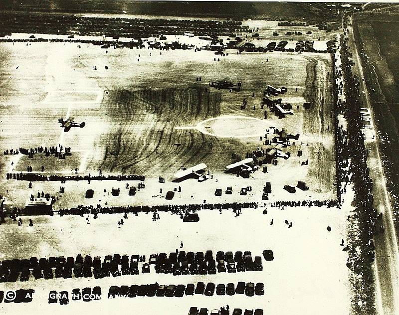 Letiště v Oaklandu, 16. srpna 1927. Na snímku je start letounů při Doleově leteckém závodě.