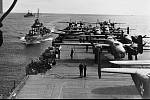 Letouny B-25 Mitchell seřazené na palubě USS Hornet. Stroje byly využity při Doolitlově náletu na Tokio, s výjimkou jediného byly všechny zničeny při nouzovém přistání.