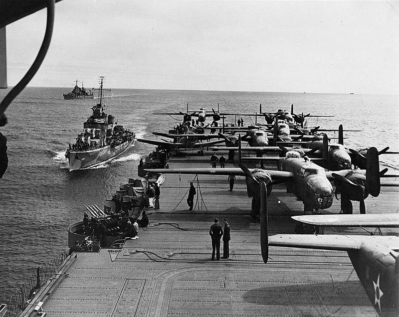 Letouny B-25 Mitchell seřazené na palubě USS Hornet. Stroje byly využity při Doolitlově náletu na Tokio, s výjimkou jediného byly všechny zničeny při nouzovém přistání.