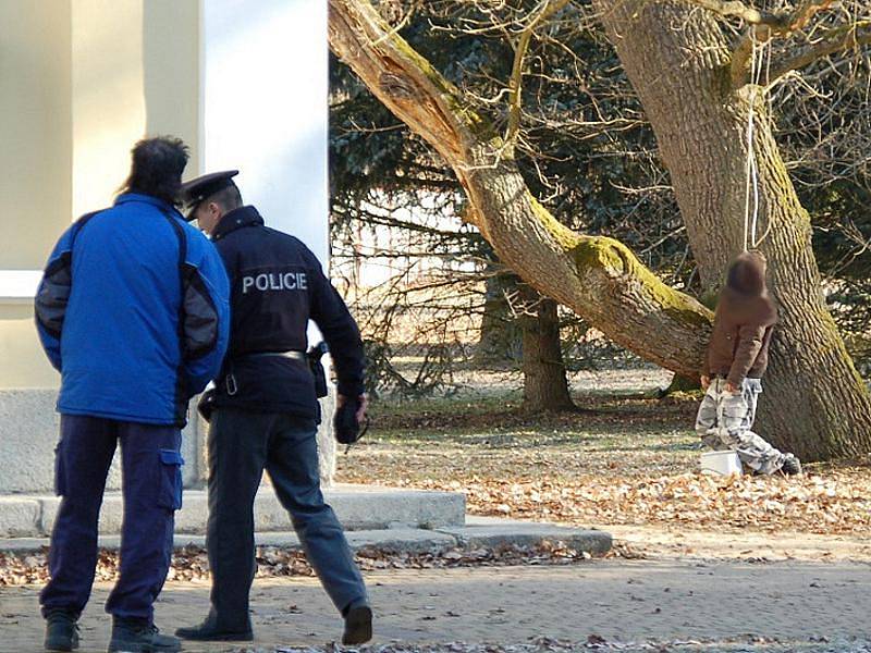 Shluk policejních vozidel v pondělí 7. března 2011 ráno překvapil obyvatele a kolemjdoucí ve Františkových Lázních u Lázní III. Na stromě totiž visel čtyřicetiletý oběšený muž. Cizí zavinění nebylo zjištěno, byla nařízena soudní pitva.