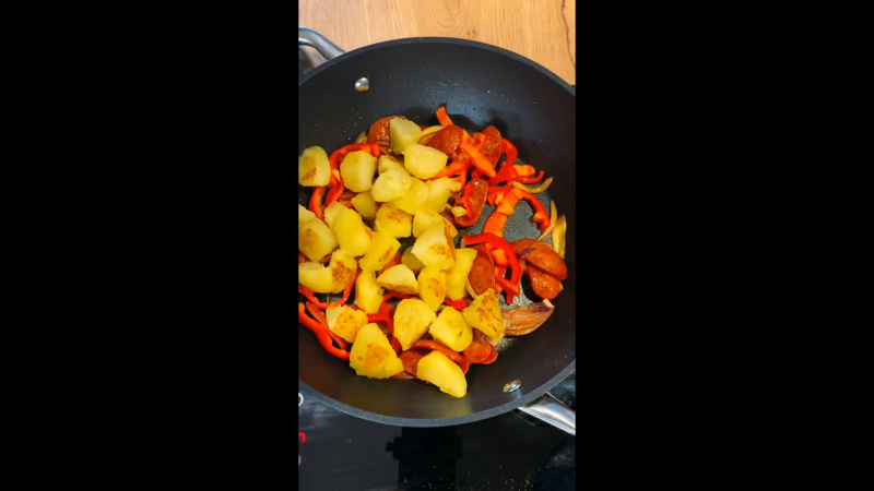 Opečené brambory, klobáska, cibulka, paprika. To je jen příklad surovin, které budou ve frittatě chutnat skvěle