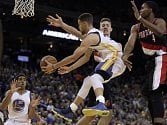 Stephen Curry z Golden State v akci proti Portlandu