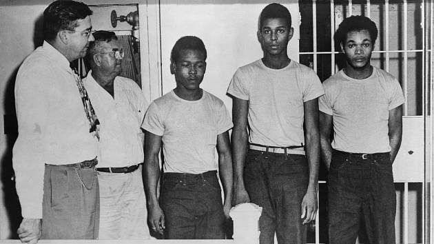 Trojice mužů, kteří byli neprávem uvězněni za znásilnění. Poslední z takzvané Grovelandské čtyřky byl zabit rozzuřeným davem.