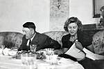 Eva Braunová s Adolfem Hitlerem u společného stolu. Fotografie měla zachycovat Hilerův šťastný rodinný život