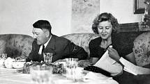 Eva Braunová s Adolfem Hitlerem u společného stolu. Fotografie měla zachycovat Hilerův šťastný rodinný život
