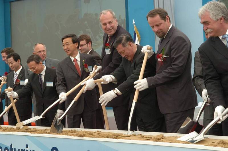 Slavnostní ceremonie - zahájení stavby automobilky v Nošovicích.